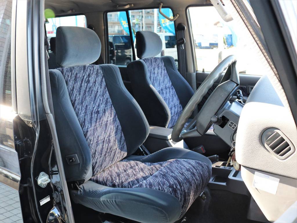 運転席シートは傷みなどなくキレイです♪