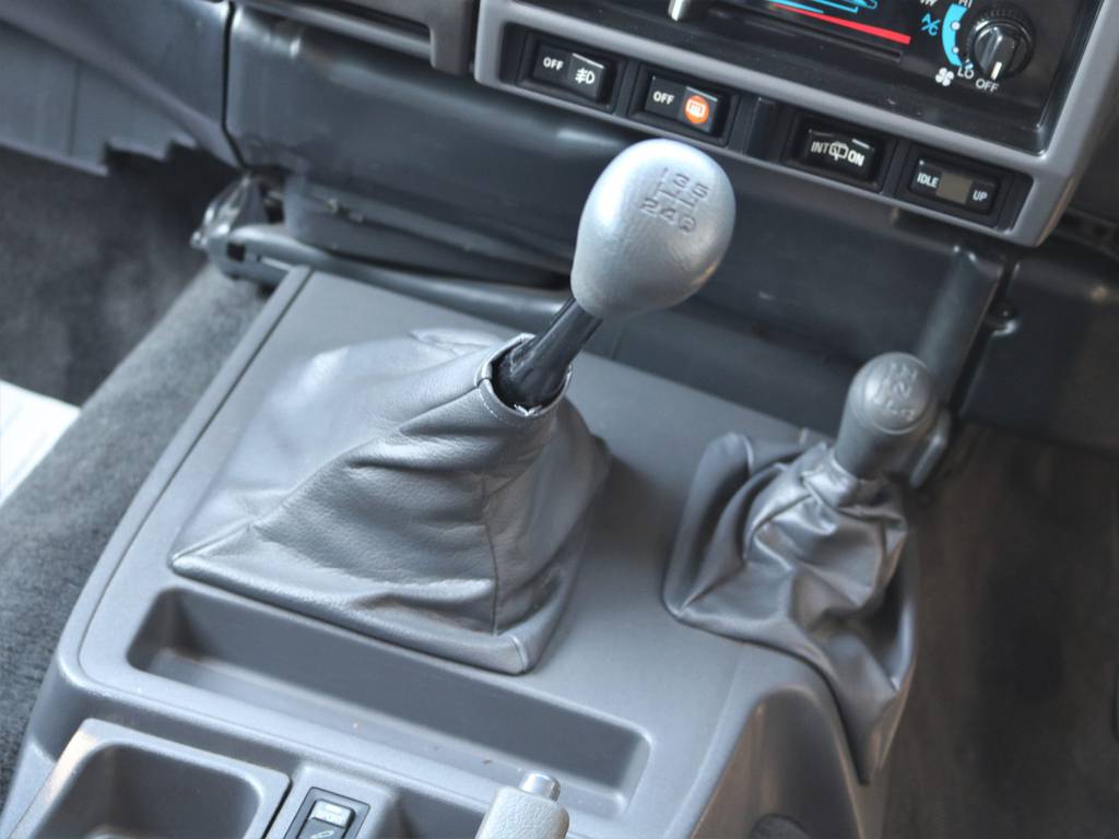 希少な５速ＭＴ車になりますのでご検討はお早目に！！
