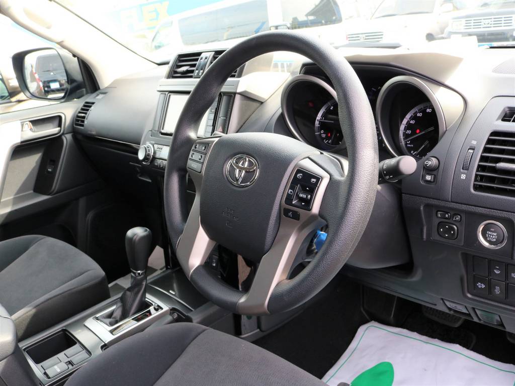使いやすいスイッチ類、運転時に便利なステアリングリモコンも付いております♪