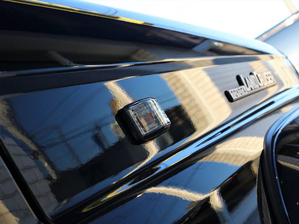 サイドマーカーもスモークに換装されているのでお車のデザインに統一感が増しました♪