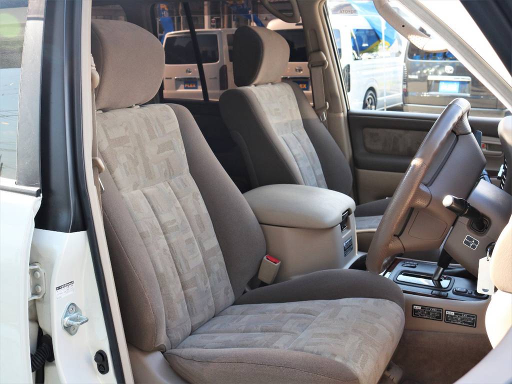 運転席のシートですが、目立ったキズやスレも無く前オーナー様の愛が伝わってきます。