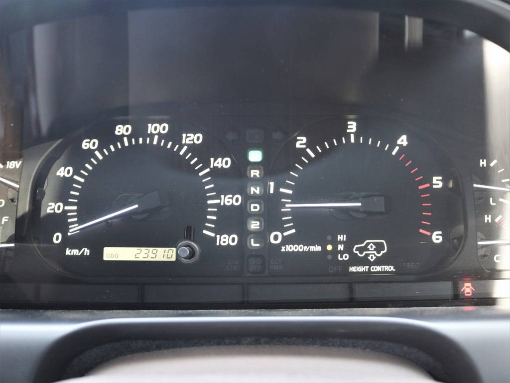 走行距離は驚きの2万キロ代！ランクルとしては慣らし運転も終わっていないような状態です。