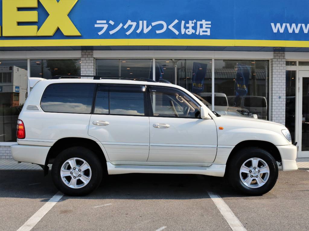 こちらの画像はハイトコントロールで車高を上げた状態です。オフロードもガンガン突き進めますね。