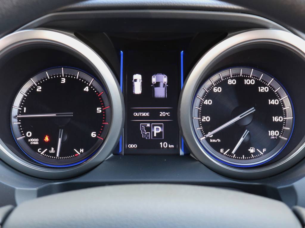 タイヤの切れ角表示などで運転のサポートもしてくれます！