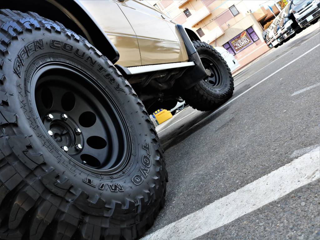 ベージュのボディカラーと黒のオーバーフェンダーやアルミホイールが格好良いです☆