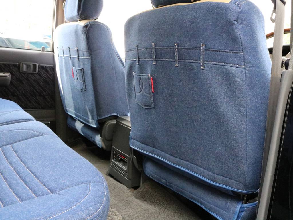 運転席背面にはポケットも付いております♪