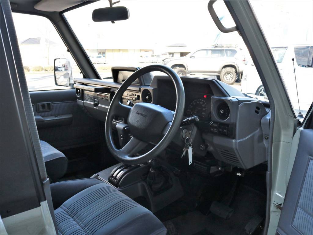 ランクルよりもコンパクトなボディサイズながらもゆったりとした運転席です♪