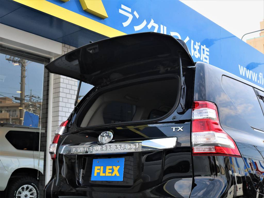 リアゲートのガラスを開ける事ができるので、リアゲートを開け閉めする事無くお荷物の出し入れが可能です♪