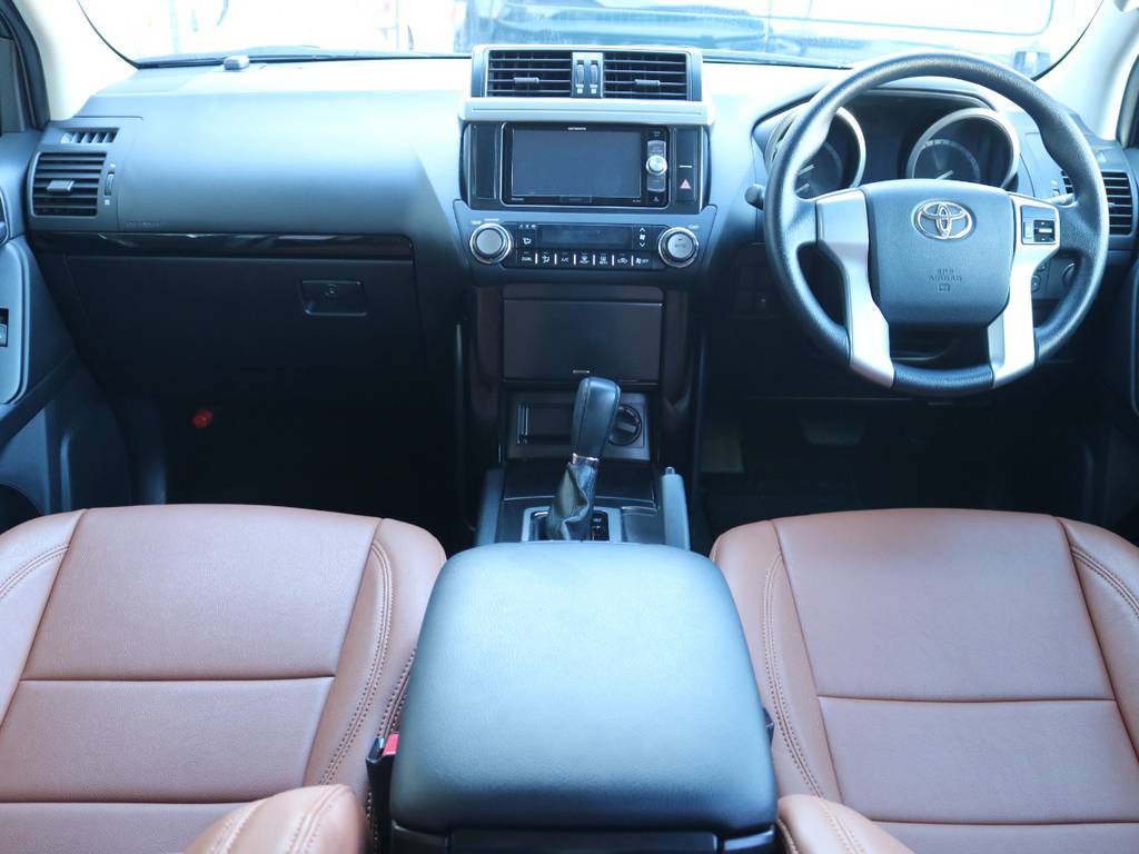 広々したインパネに大きなFガラスで運転視界もグッド！