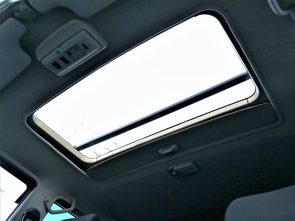 サンルーフも装備されております！天気の良い日はサンルーフを開けてお出かけしましょう♪