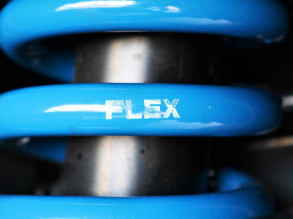 スプリングにはFLEXのロゴが…