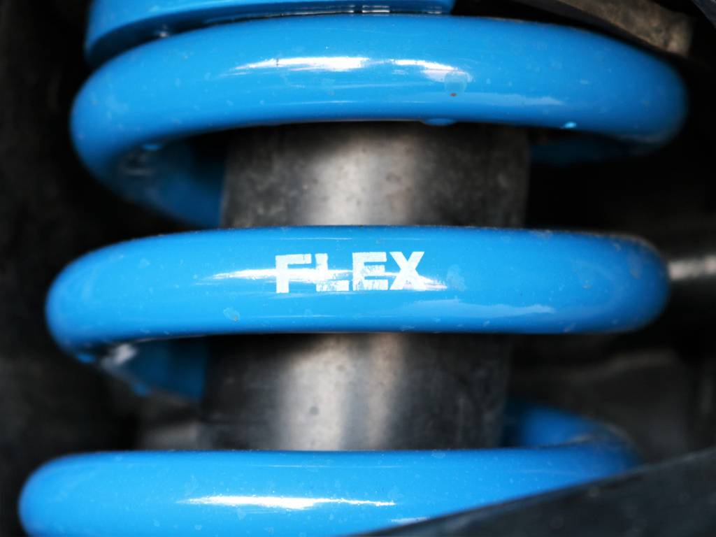 スプリングにはFLEXのロゴが…