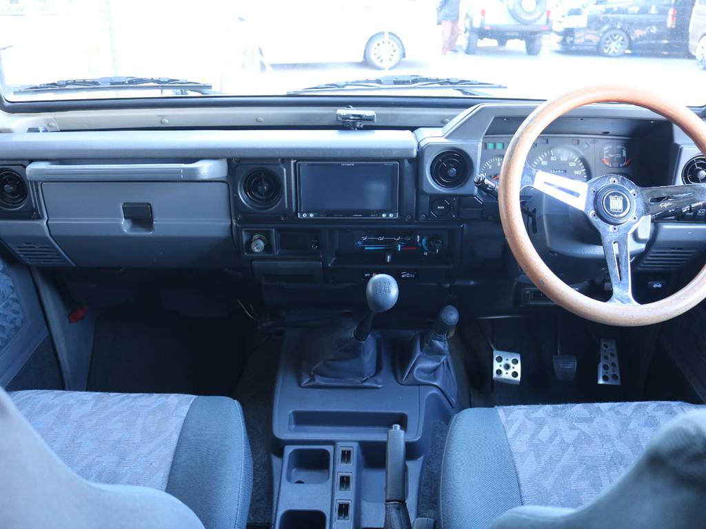 広々したインパネに大きなFガラスで運転視界もグッド！