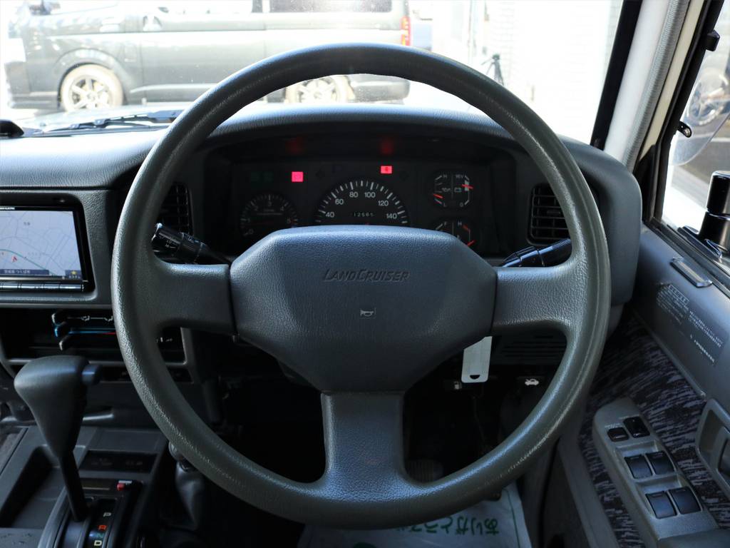 取り回しの良い純正ステアリングです。このお車はクラシカルなカスタムが施されておりますので、ステアリングを木目調の物に換装するのも良いですね☆