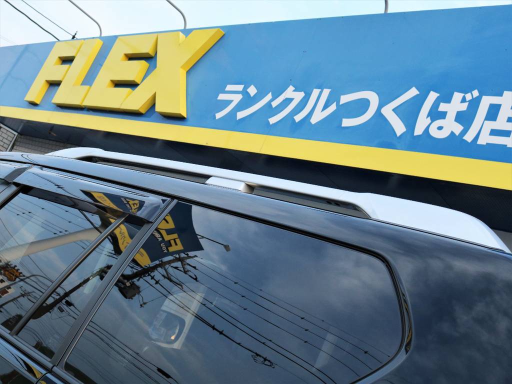 ルーフレールはシルバーを装着しており更にカッコよく見えますね♪