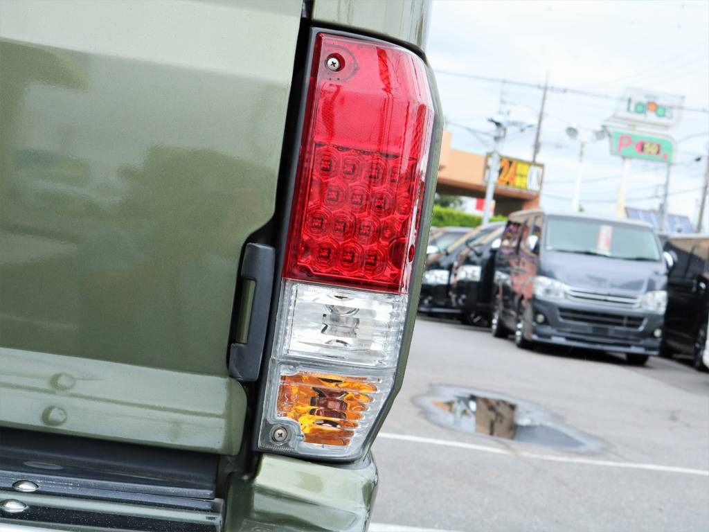 テールランプはLEDに換装され、後続車からの視認性も上がっています。デザインも実用性もバッチリです。