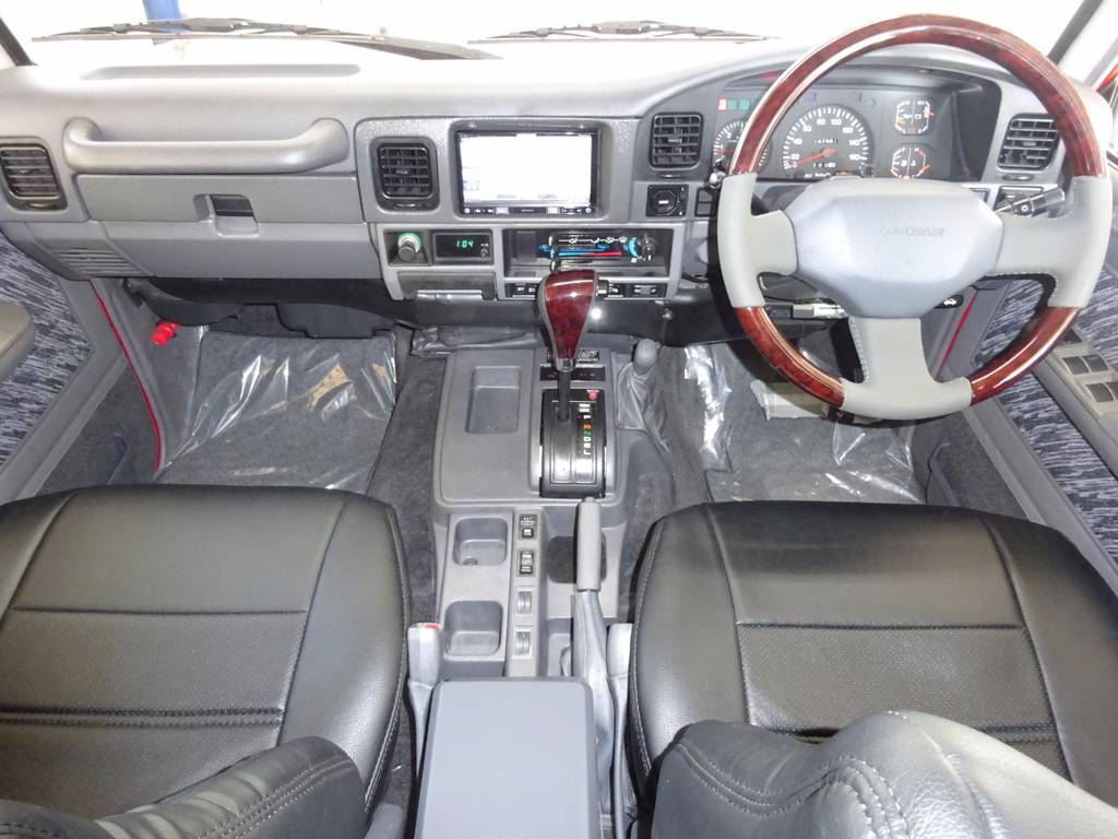 前席はシンプルな構造です☆現代の車にないレトロ感が良い感じですね♪