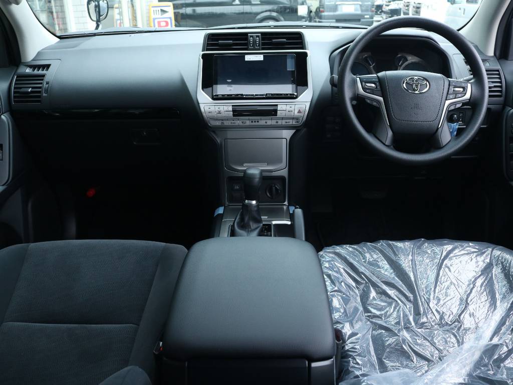 広々したインパネに大きなFガラスで運転視界もグッド！