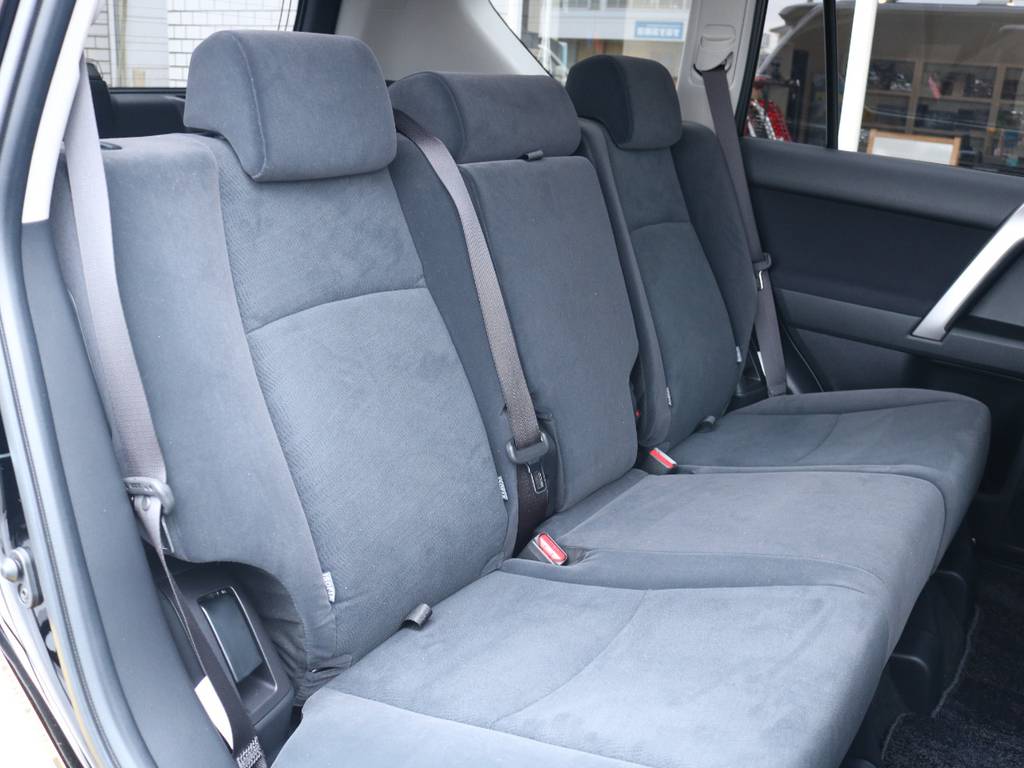 広々したセカンドシート！チャイルドシートもシートベルト固定はもちろんのことISOFIXにも対応！
