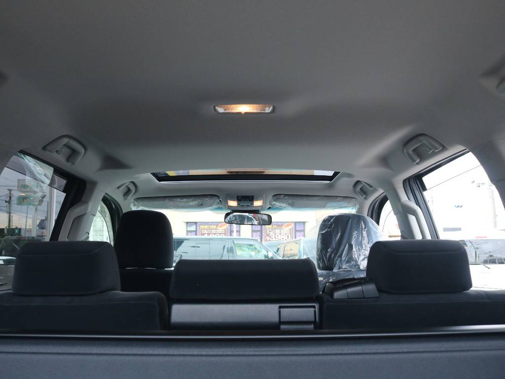 広々した天井！フリップダウンモニターの取り付け事例もございます。