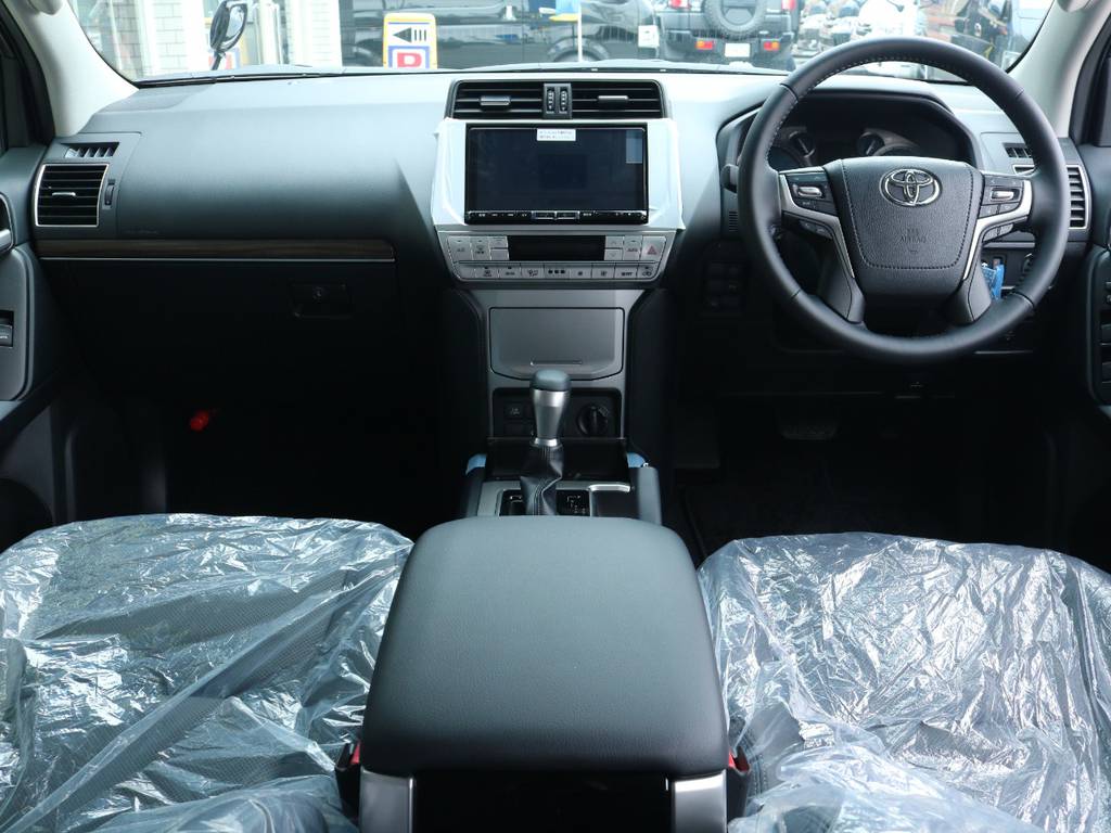 広々したインパネに大きなFガラスで運転視界もグッド！