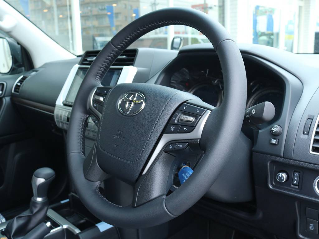 Ｌパッケージはステアリングも本革巻きに！