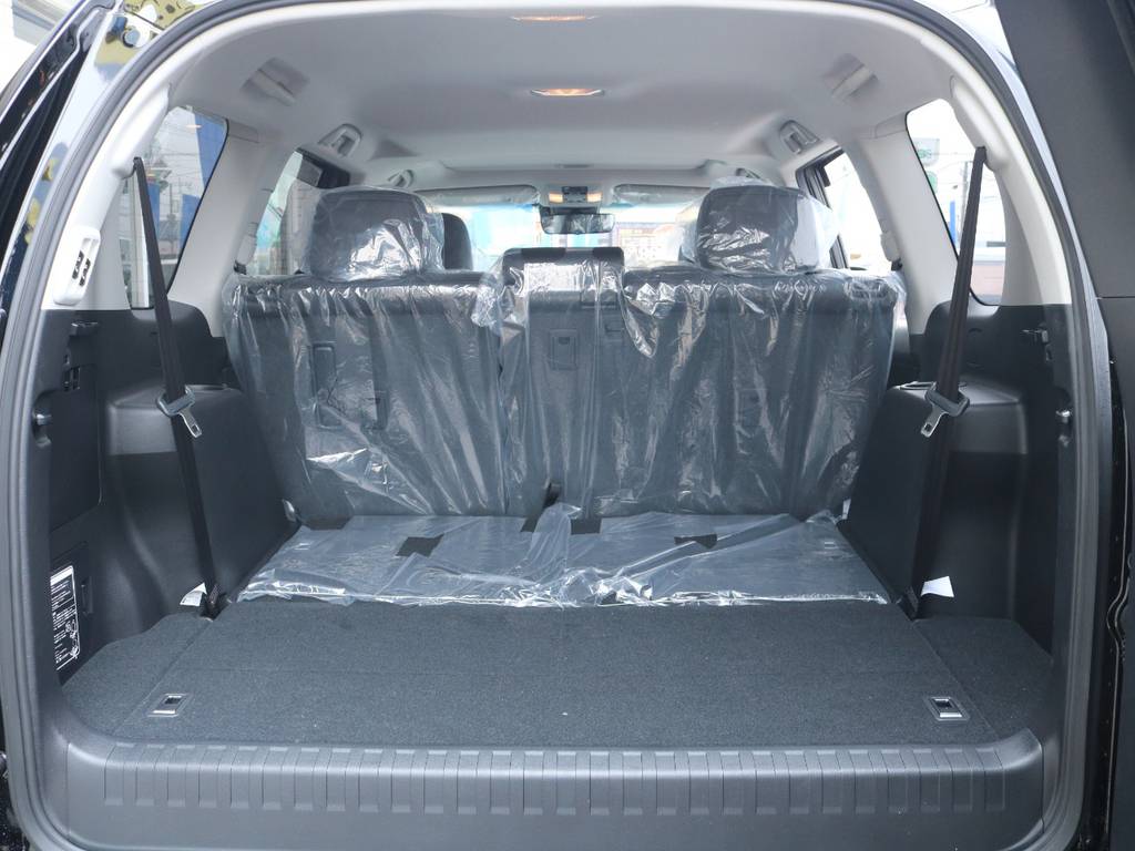 サードシート立ち上げで７人乗りにできます！格納でフラットになり便利！
