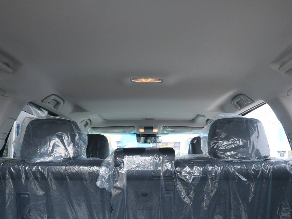 広々した天井！フリップダウンモニターの取り付け事例もございます。