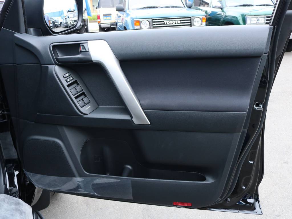 新車ですのでドアパネルの状態もグッド！