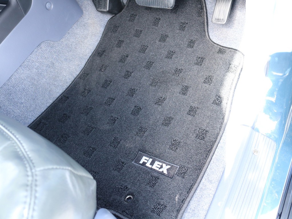 FLEXオリジナルフロアマット！使用感の出やすい箇所ですので新品に変わっていると嬉しいポイントです！