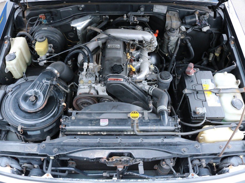心臓部分は1KZ・3000ccエンジン。非常に強靭で船舶のエンジンにも採用されるほど、信頼性の高いエンジンです。