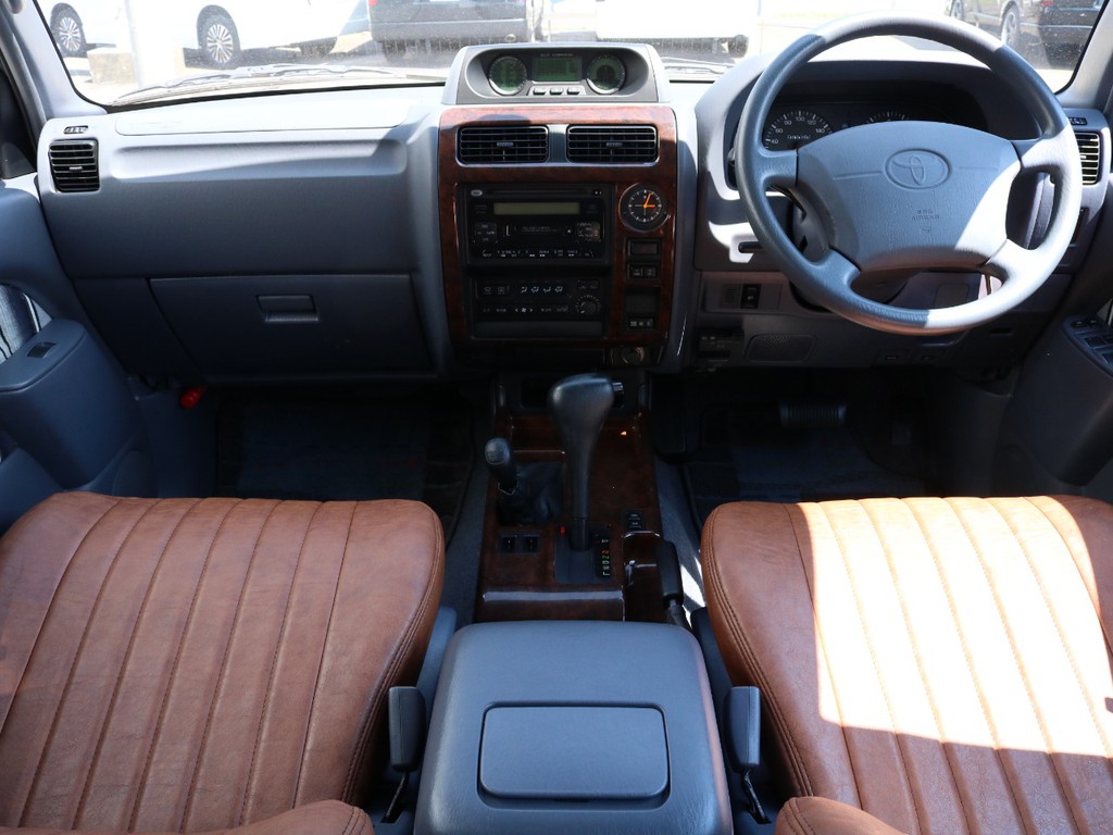 内装もちょうどいいサイズ感です！操作系も運転席から楽々届きます！