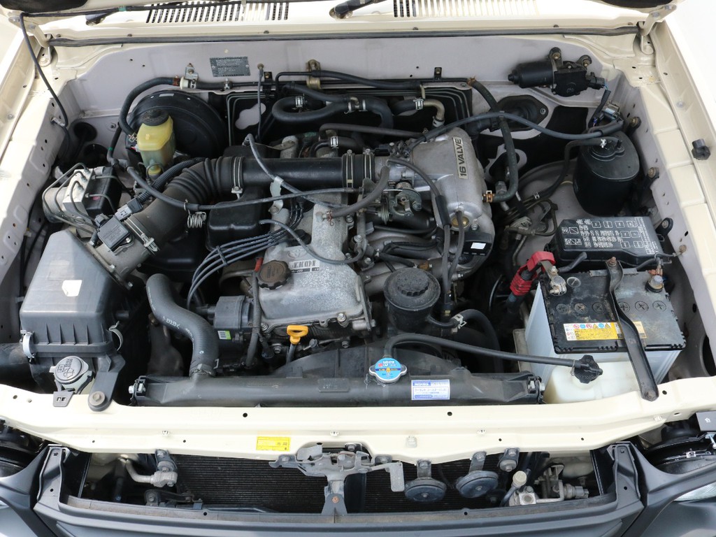 エンジンは2700ccガソリンエンジン！燃費も本家ランクル程悪くなく、タイミングチェーン式ですのでお財布に優しいのもうれしいポイント！