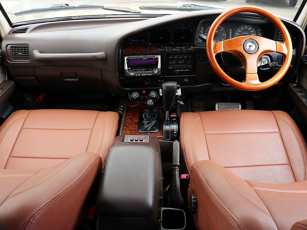 広々とした運転席周り