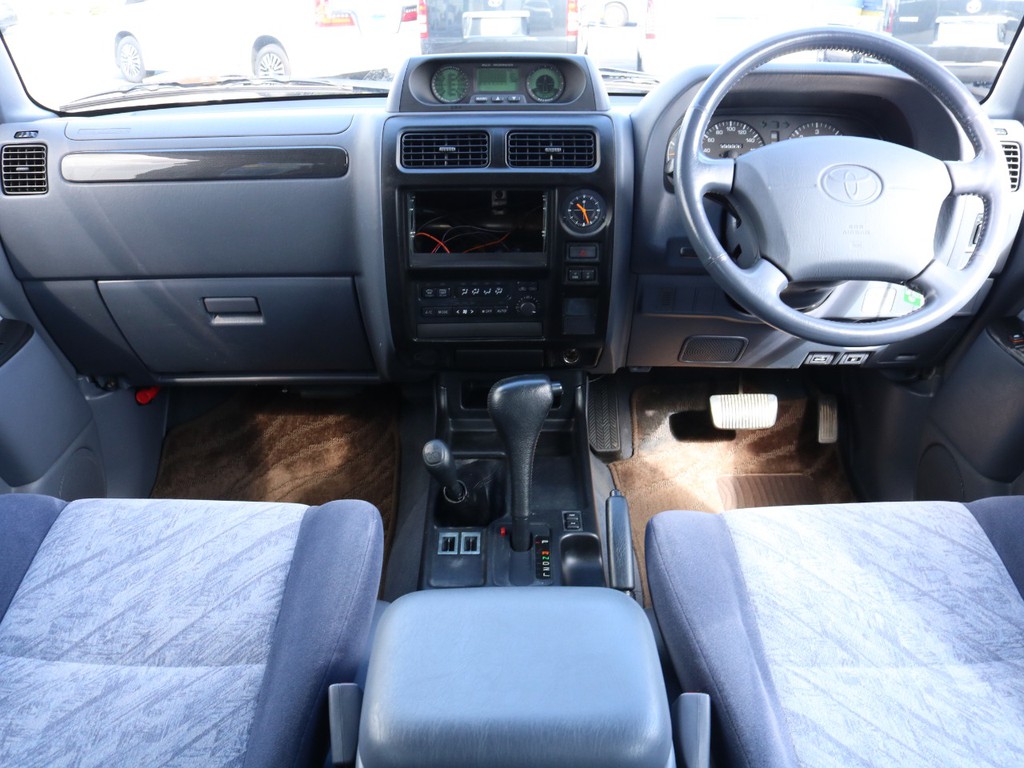 コンパクトなサイズの車内！決して狭いわけではなく、ゆったりしつつも操りやすいサイズです！