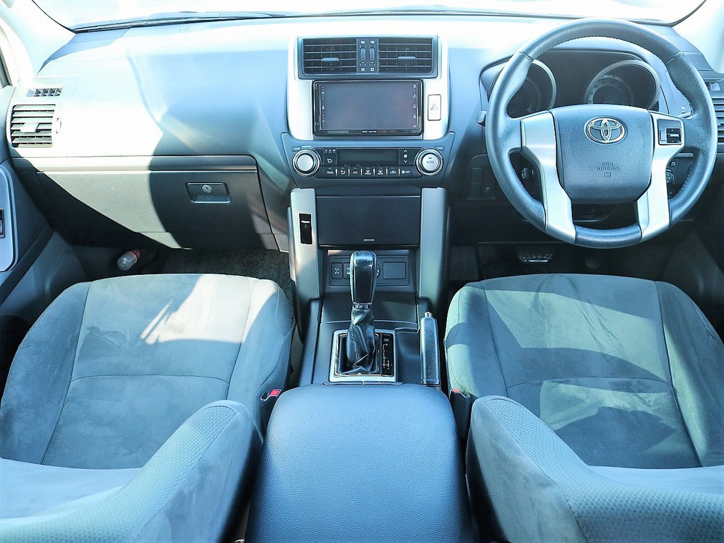 運転席周り。パネル割れなど無くキレイな状態です！