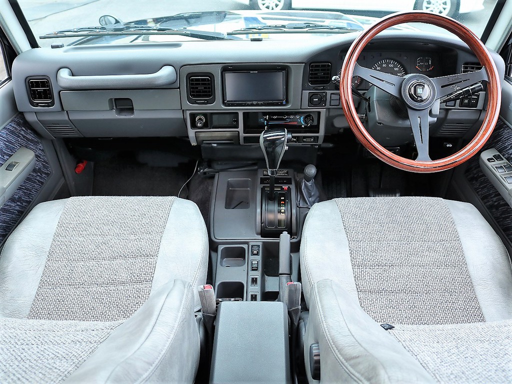 操作しやすい運転席周り。ナビ装着ずみです！もちろん新品への変更も可能ですのでお気軽にご相談下さい！