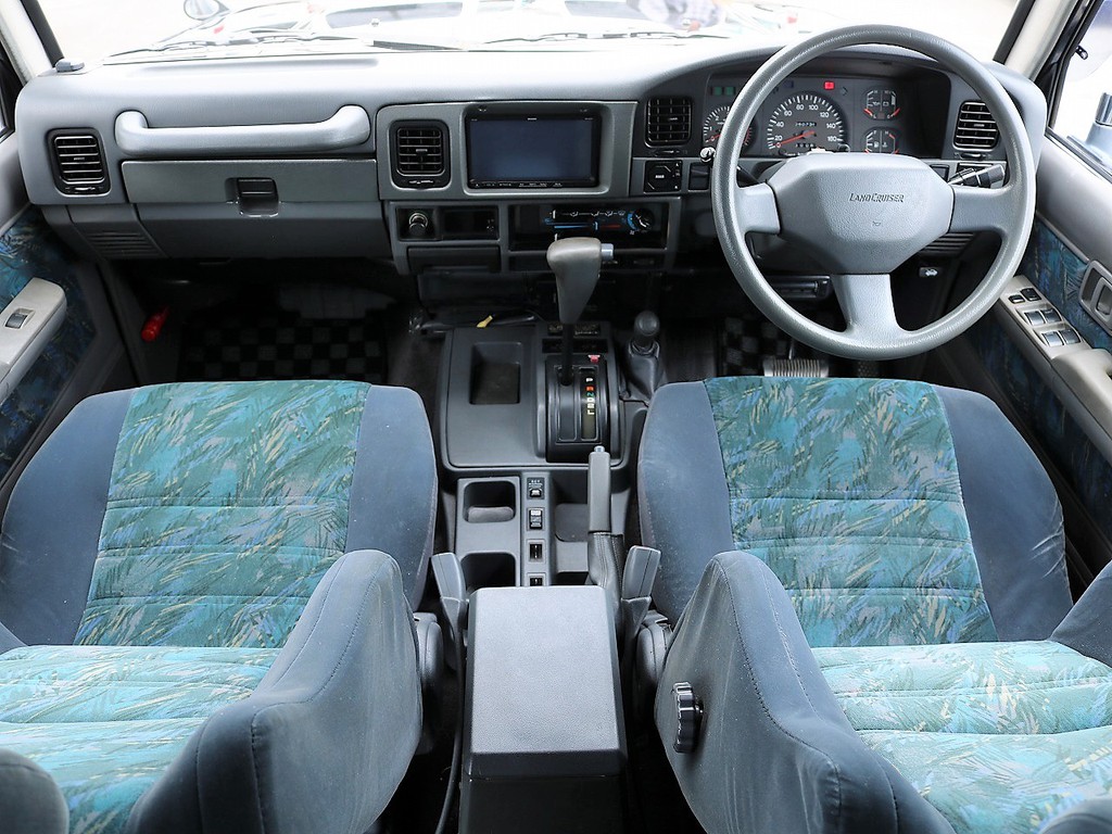コンパクトで扱いやすい運転席周り☆
