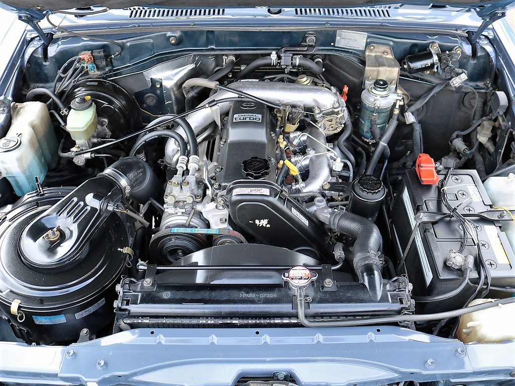 エンジンは強靭な耐久性を持つ３０００ｃｃディーゼルターボ！９万キロ時にタイミングベルトが交換済みなのも中古車では嬉しいポイントですね！