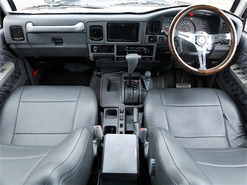 シンプルで扱いやすい運転席まわり！内装もレトロ感があり運転するたびにワクワクさせてくれます！