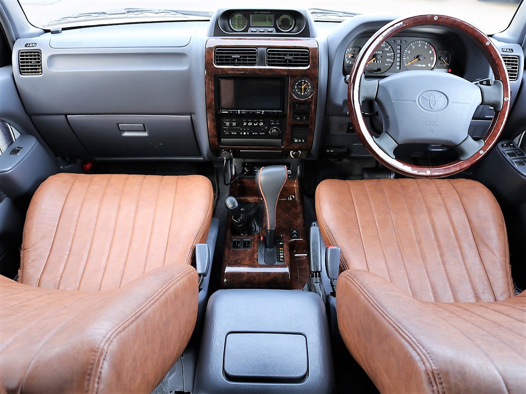 インパネやシートカバー等ブラウンでまとまった車内です！