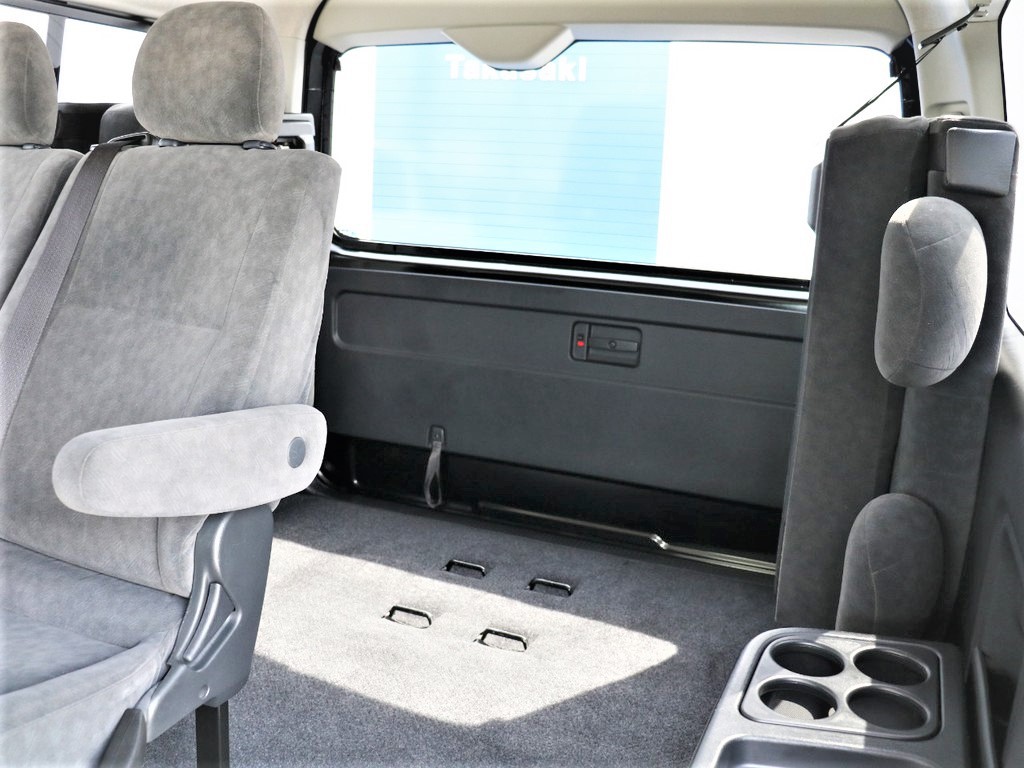最後席は跳ね上げ可能！荷物もたくさん積めます！