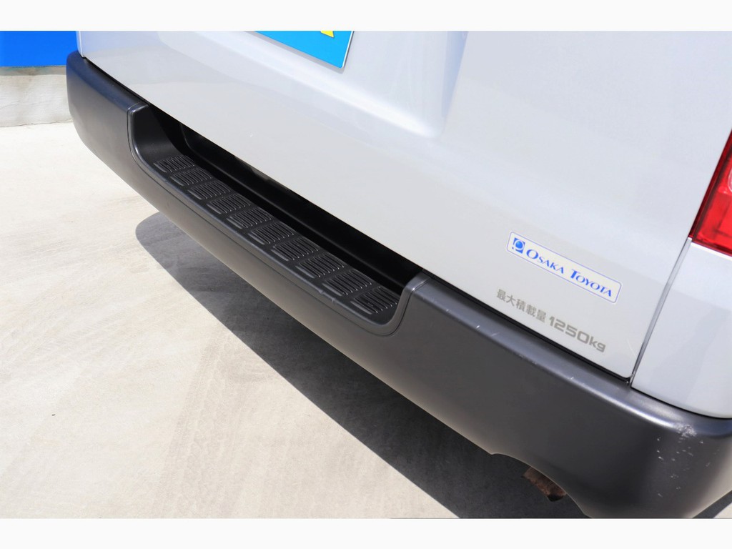 リアバンパーは荷物の積み下ろしに便利なステップ付き！