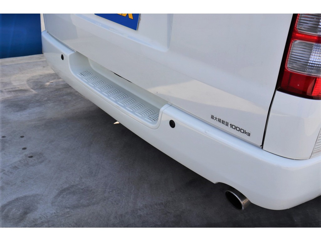 リアバンパーには荷物の積み下ろしに便利なステップ付き！