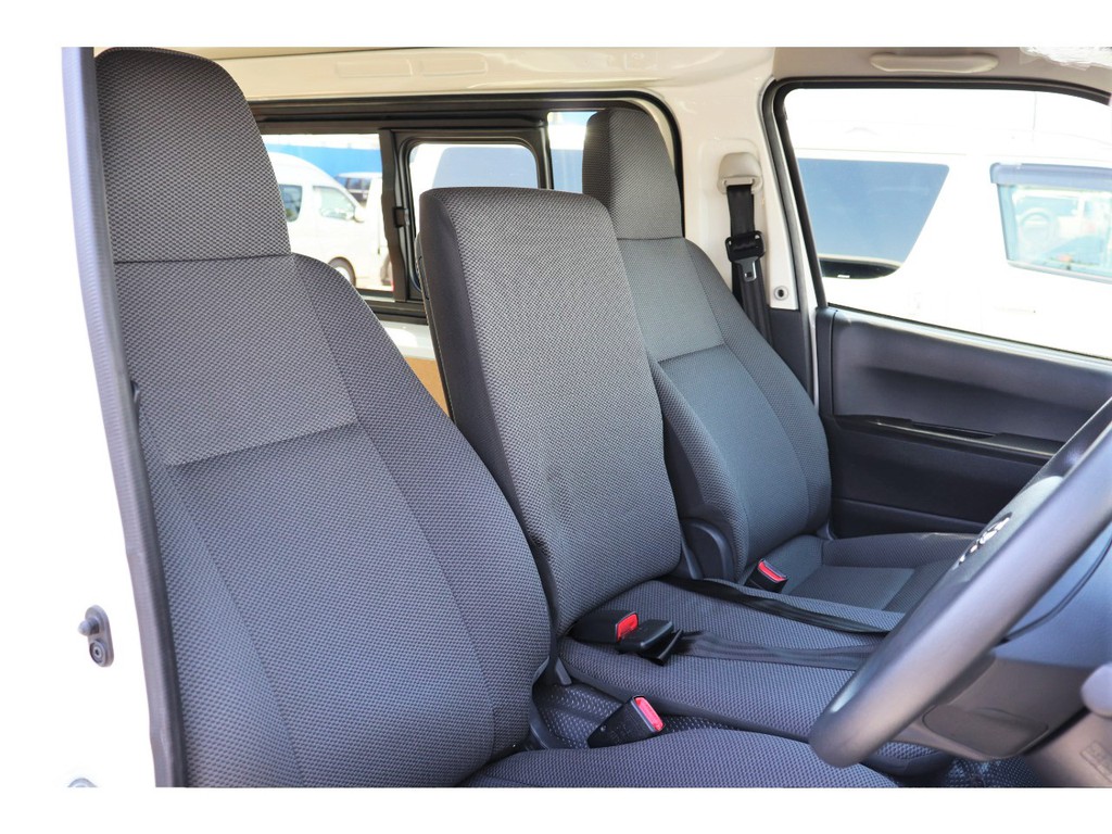 フロント座席は３人掛けベンチシート！