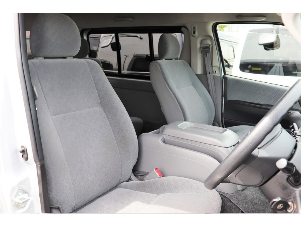 シートカバーの取り付けオーダーもＯＫ！！車内の雰囲気が一気に変わりますよ！