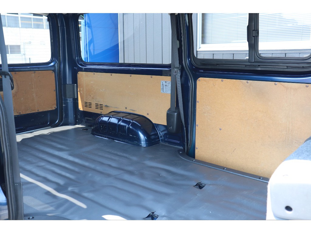 セカンドシートは跳ね上げが可能！元々広い荷室が更に広々と使えます！