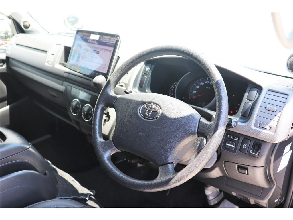 ステアリングの変更、インテリアパネルの追加オーダーも可能！！車内の雰囲気が一気に変わりますよ！