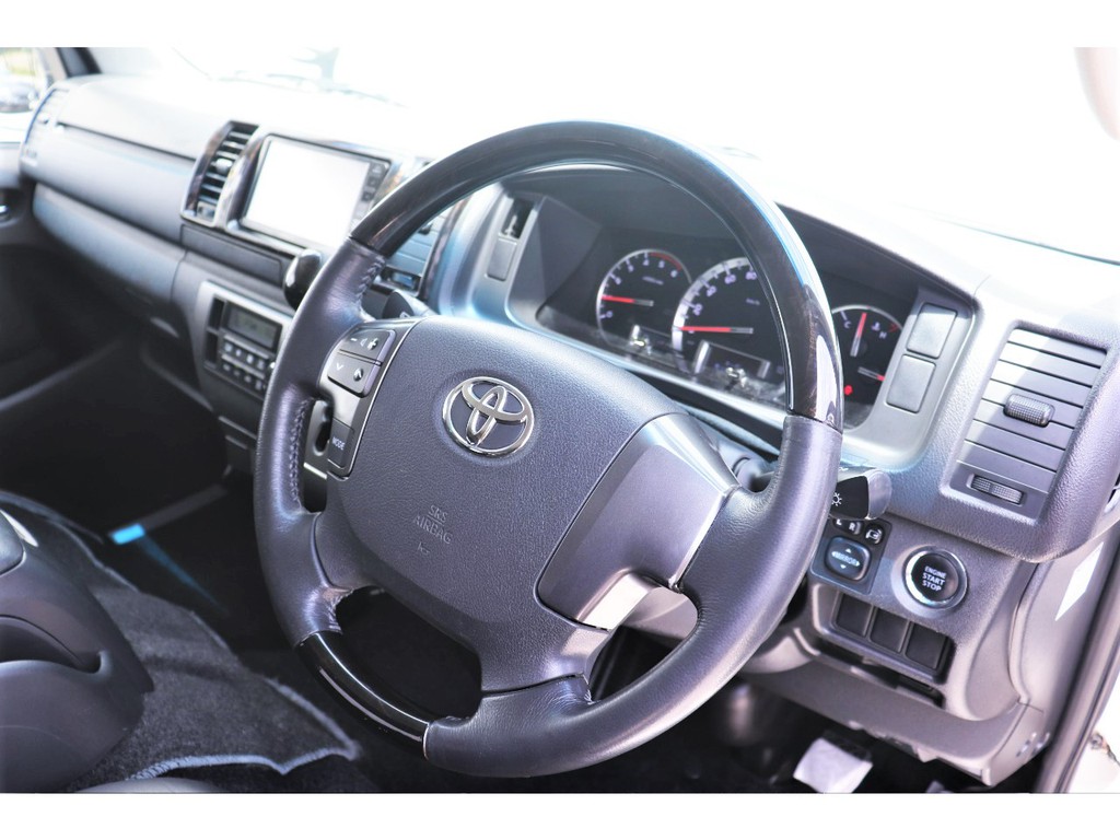 特別仕様車ならではの高級感溢れる内装！ステアリングは専用コンビステアリング！