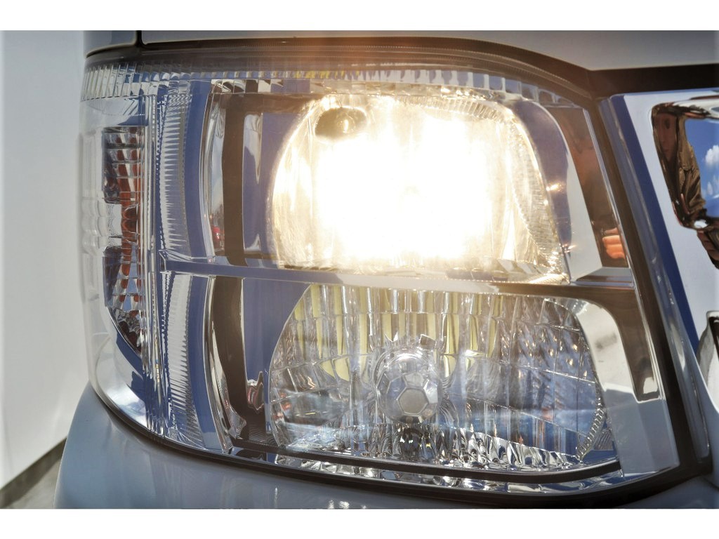 ＨＩＤヘッドライト搭載で夜道も明るいです！！